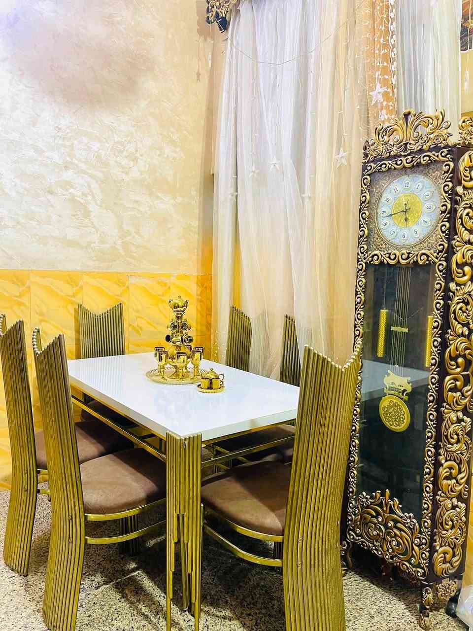 مائدة طعام • جديدة • بيع مستعجل