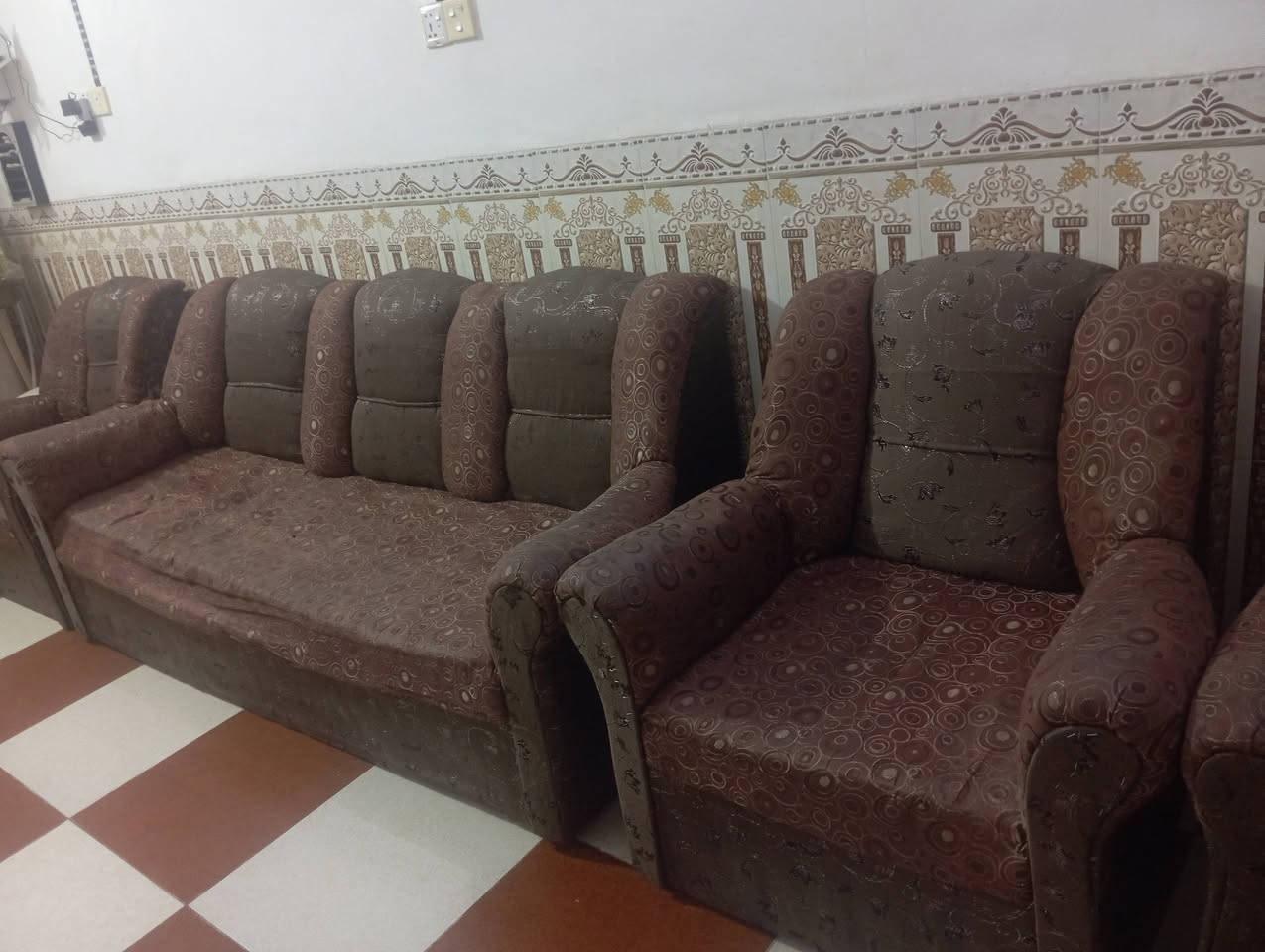 طخم قنفات للبيع مكون من اربع كراسي واحده كبيره ام ثلاثه يعني الطخم سبع نفرات السعر ١٣٠ رقم صاحب القنفات ***********

