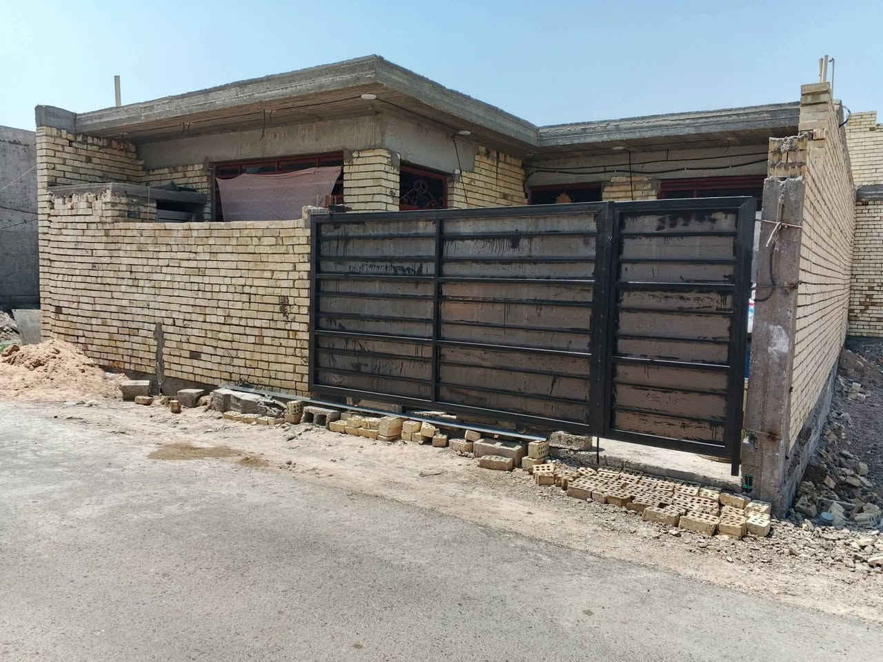 السلام عليكم ورحمة الله وبركاته بيت للبيع في هور رجب بصف محطة اضواء بغداد مساحه 150متر واجهه 10متر نزال 15 يبعد عن الشارع هور رجب 50 متر بدون بيتونه بيتونه جينكو صاعده سافين الرقم *********** رصيد وواتساب السعر 75مليون وبي مجال
