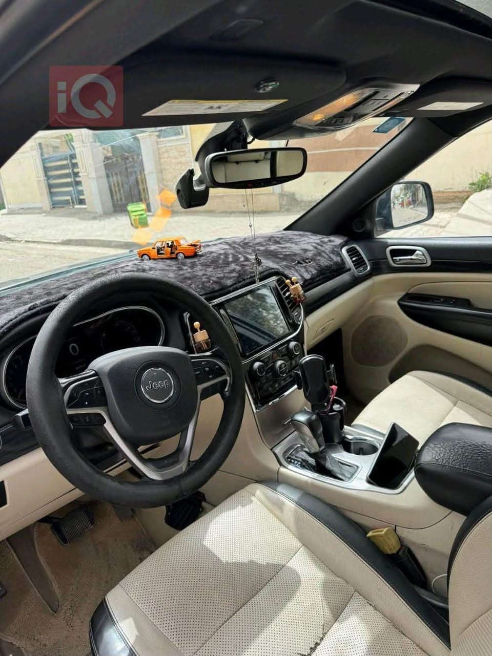 الإسلام عليكم للبيع جيب شروكي 2020 
بغداد.  بسمي. تحويل ثاني يوم.  
كير مكينه. مكفولات.  6سلندر 
واحد ع واحد.  تحكمات 
بصمه تشغيل. 
بصمه أبواب 🚪 
جنطه كهرباء ⚡️ 
كشتات كهرباء ⚡️ بعد الفول معروف 
تبريد ثلج 🥶
حداديه اماميه خلفيه جديده 
من الأخير السياره شبابيه وكلش معتنين بيها 
وارد أمريكي 🇺🇸. حادثه بنيد وبيه 4قطع اكلير مكفوله من الداخل وين ماتحب افحص 
مكاني الزعفرانيه عارضه 182وبيه مجال للشراي 
***********
