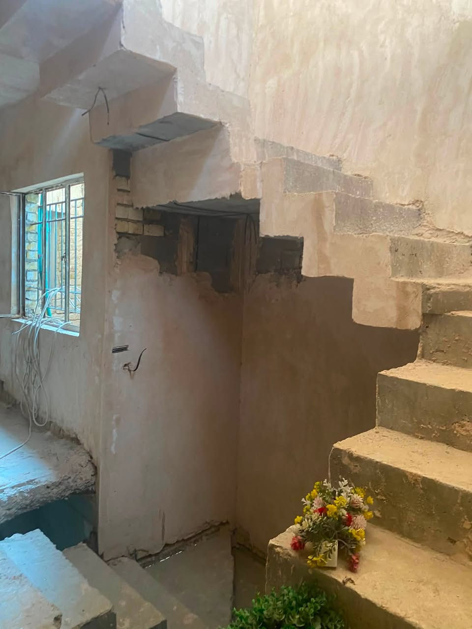 السلام عليكم بيت للبيع شرطه رابعه مساحه
111 يحتوي هول ومطبخ وغرفه نوم وحمام وطرمه 
وطابق ثاني غرفتين وبينهم هول 
وبيتونه كبيره 7 امتار طولها وعرض 4 امتار
للاستفسار التواصل ***********
