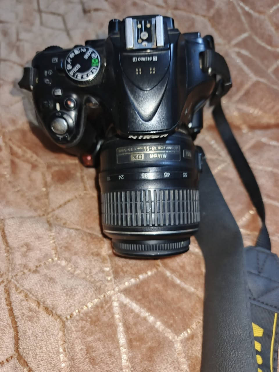 نيكون 5200 • زووم 18/85 • بطارية تعبانه