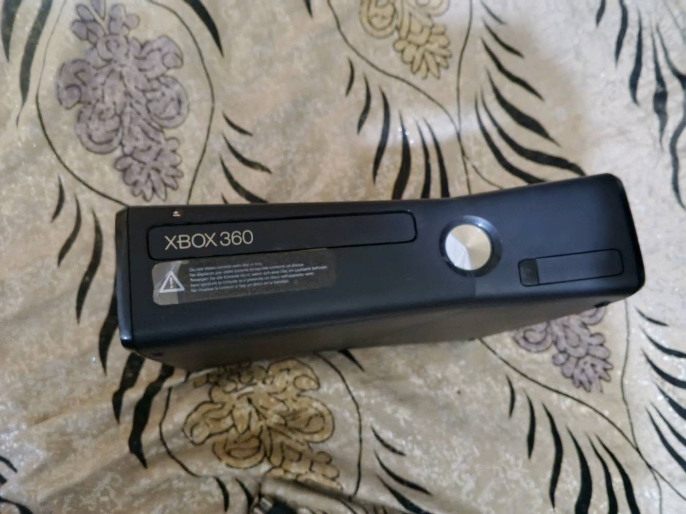 سلام عليكم شباب بلي إكس بوكس360 سلم للبيع سعر 120 بيه مجال قليل للشراي بل خدمه نضيف مرتب العاب حاذفيهن جهال باقيات بس 2 جهاز كلشي مابيه كامل مكمل لامفتوح ولا مصلح ملحقاتة اصلية وكاملة مكاني بغداد الامين الثانية وتوصيل موجود رقمي ***********