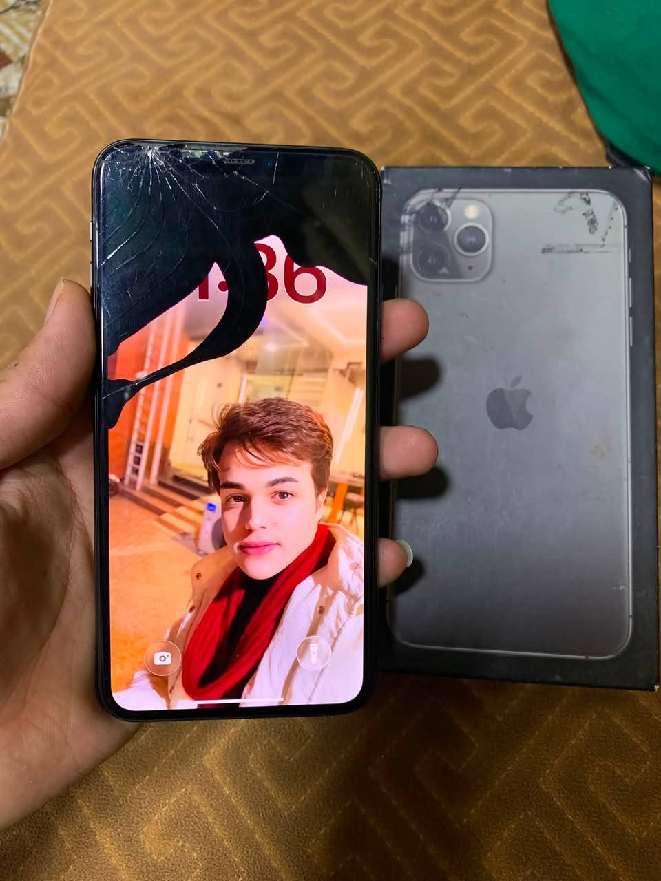 ايفون 11 برو ماكس البيع جهاز ما مفتروح كله شغال حته المس مال شاشه بس يردله شاشه هوه بيها سواد بطاريته 84 لا معلايه ولا مرفوعه الله شاهد ذكرته 64 السعر مالته 200بي مجال بسيط كلش

رقم الاتصال ***********
