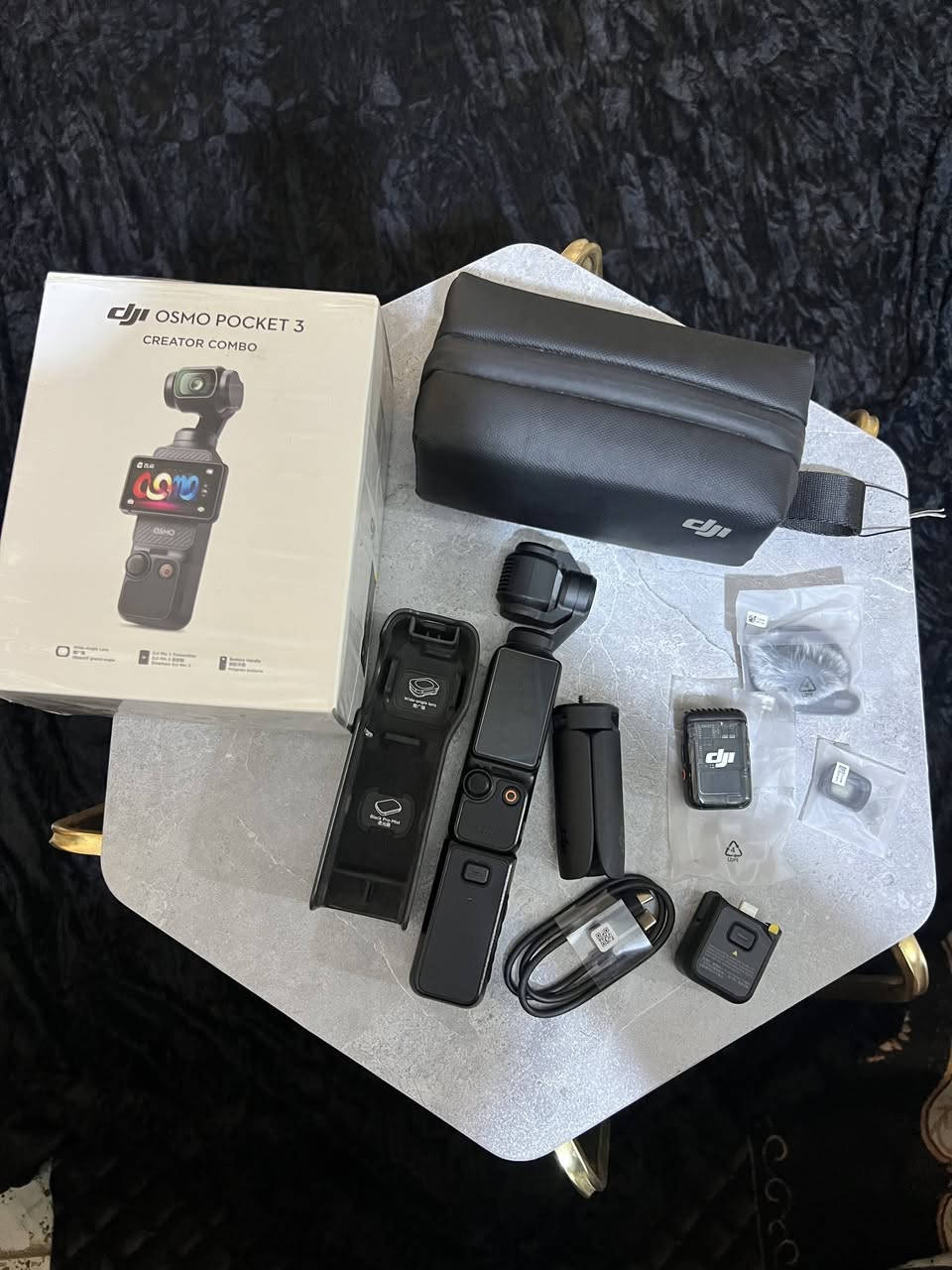للبيع كاميرا DJI Osmo Pocket 3 النسخة الكاملة (Creator Combo)، بحالة الجديدة تماماً وبكامل اغراضها وملحقاتها الأصلية.
⚙️ تفاصيل الحالة:
الكاميرا مصورة قليل كلش وبحالة الوكالة.
لواصق الحماية والتعليمات بعدهي ممفتوحة على بعض الملحقات.
استخدام خفيف جداً وخالية من أي شخط أو مشكلة.
📸 أهم الملحقات:
DJI Mic 2 مايك لاسلكي احترافي مع مانع الهواء (Deadcat).
Battery Handle مقبض بطارية إضافي لتمديد وقت التصوير.
Wide-Angle Lens عدسة عريضة مغناطيسية.
Mini Tripod ستاند ثلاثي صغير.
الحقيبة الأصلية (Carrying Bag) + الكفر الحامي + العلبة والكيبل الأصلي.
📍 المكان: [بغداد /] 💰 السعر: [630 ] 📞 للتواصل: [*********** ]
