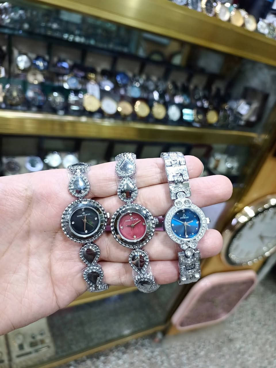 ساعات نسائيه متنوعة 😍
💕💕💕 💕💕💕
🌺الوكيل المعتمد لشركه🌹
🌺🌺 SANTA.BARBARA.POLO🌺🌺
🌷في محافظه القادسيه🌷
🌹وتربروف مقاومه للماء🌹
💐سير حديد  الأصلي 💐
😘طلاءثابت 100٪  😘
🤩الجامه زفير ضدالخدش والصدء🤩
تصلك الساعه مع كافه الملحقات الاصليه 
🤗ضمان 2سنه  حقيقي من تاريخ الشراء
مستعدون لعمل الطلبيه حسب الطلب
  🌷توجد موديلات وتصاميم حديثه🌷
 🌺زورونا ستجدون كل ماهو جديد🌺
لمعرفه الأسعار 
 الاتصال على الرقم فايبر واتس اب...
*********** سيد عمار
 *********** محمد مهدي 
يوجد توصيل  جميع محافظات العراق(5000) 
           مجمع عالم الساعات 
       الديوانيه السوق الكبير 
      محمدعبدالرزاق الخضري
