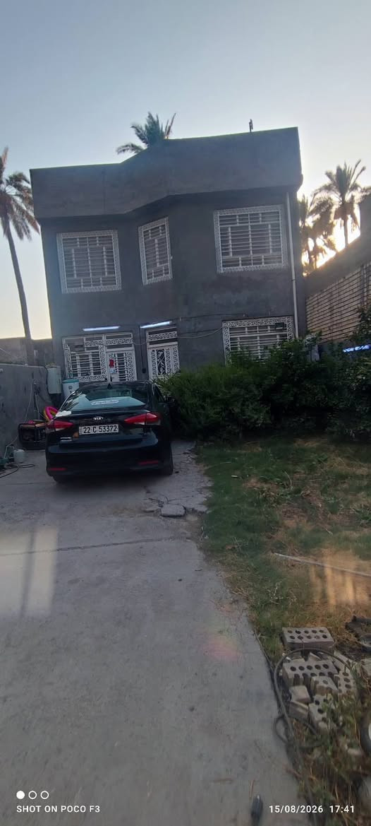 السلام عليكم بيت للبيع في شاطئ التاجي قرب جسر المثنى
مساحة البيت 240 متر حديق وكراج كبير 

يحتوي على مطبخ واستقبال وصاله كبيره وغرفه بالطابق الارضي 

الطابق الثاني 3 غرف وصاله كبيره وحمام 

للتواصل ***********
***********
***********
