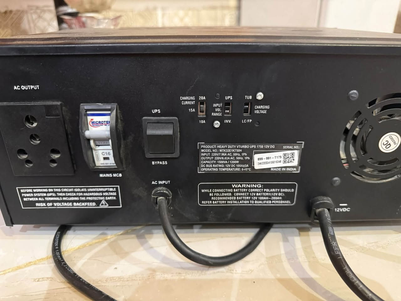 ⚡ عاكسة كهرباء (UPS) + بطارية للبيع بحالة ممتازة ⚡
تفاصيل الجهاز والبطارية كاملة:

الموديل: HEAVY DUTY VTURBO 1750 12V DG

القدرة / السعة: 1500VA / 1200W (تتحمل أحمال تصل إلى 1200 واط)

النظام: تعمل على نظام 12 فولت (بطارية واحدة)

بها نظام شحن هيفي ديوتي (Heavy Duty Turbo)

تحتوي على جوزة حماية تلقائية (Mains MCB C16) لحماية الجهاز من التغيرات المفاجئة في التيار

خيارات للتحكم بقدرة الشحن (10A / 15A / 20A)

مفتاح تحويل باي باس (Bypass Switch)
--------------------------------------
البطارية:

بلد الصنع: صنع في كوريا

السعة: 1700AH (20HR) / 12V

قدرة التشغيل / التدوير: 950A (EN)

الملاحظات: ممتازة جداً ومرفق معها مؤشر حالة البطاري

💰 السعر المطلوب: [العاكس 100الف+البطارية 150الف] (قابل للتفاوض البسيط)

📞 للتواصل والاستفسار: [***********] أو عبر الخاص.

📍

نص مكتوب في الصور:
- ضمان ستة أشهر