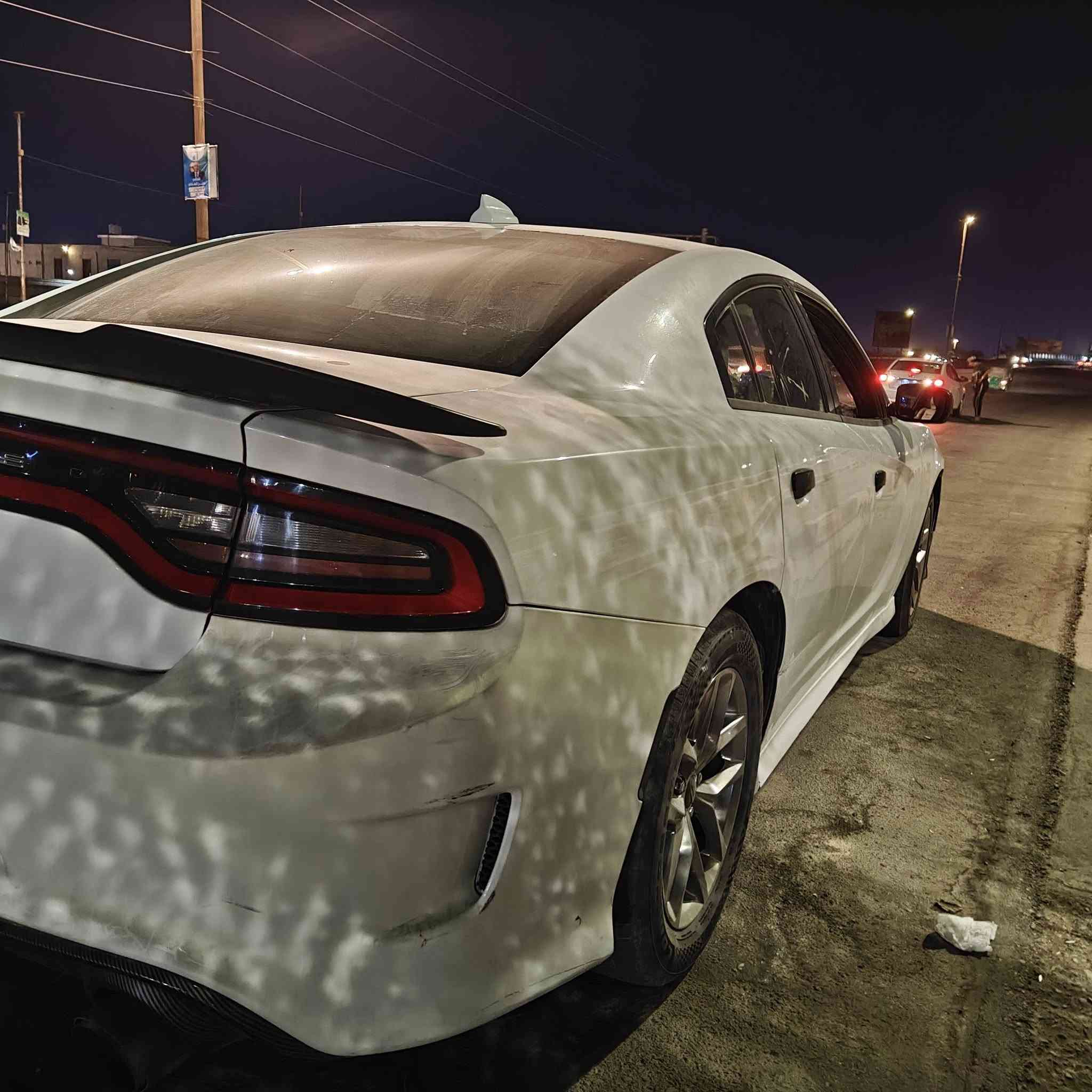 جارجر موديل 17 SXT رقم بغداد بأسمي وارد كندي مابيها اي ضربه فقط صاحبها المستوردها محدثها SRT  يعني محدثها بنيد ودعاميات مال SRT محرك 3600 بيها حاليا فقط الباب اليمنى الورا بي شخوط يصلح بسيط موضح بصور  
مكاني العمارة وهذا رقمي *********** وتساب متوفر 
سعرها 190 .. واعتذر على الأطاله 🌹
