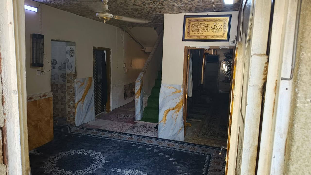 السلام عليكم دار ٢٠٠م في حي الوفاء بالقوس طابق ونص ثلاث غرف وصاله واستقبال ومطبخ ومجموعه صحيات
سعره ١٧٠ وبيه مجال 
 للاستفسار مكتب بركات ام البنين ***********
