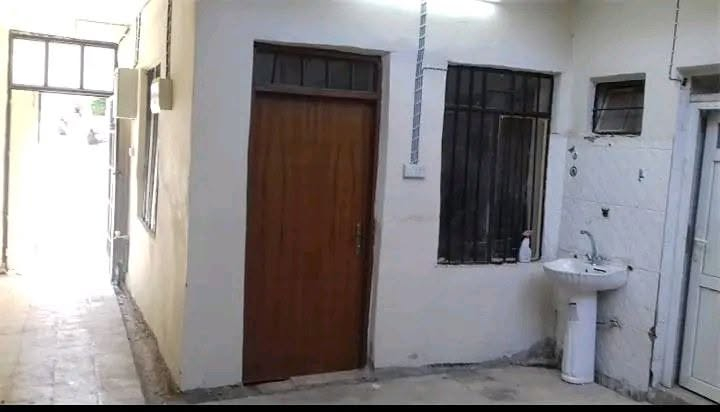 .. دار سكني للبيع طابقين المساحه130متر واجهه7 فرع واسع  اربع غرف نوم 
ورهره 
مكان البيت 
الخاتونيه خلف الطوالب 
قريب على الشارع العام وعلى جسر الخامس 
الاستفسار ***********
