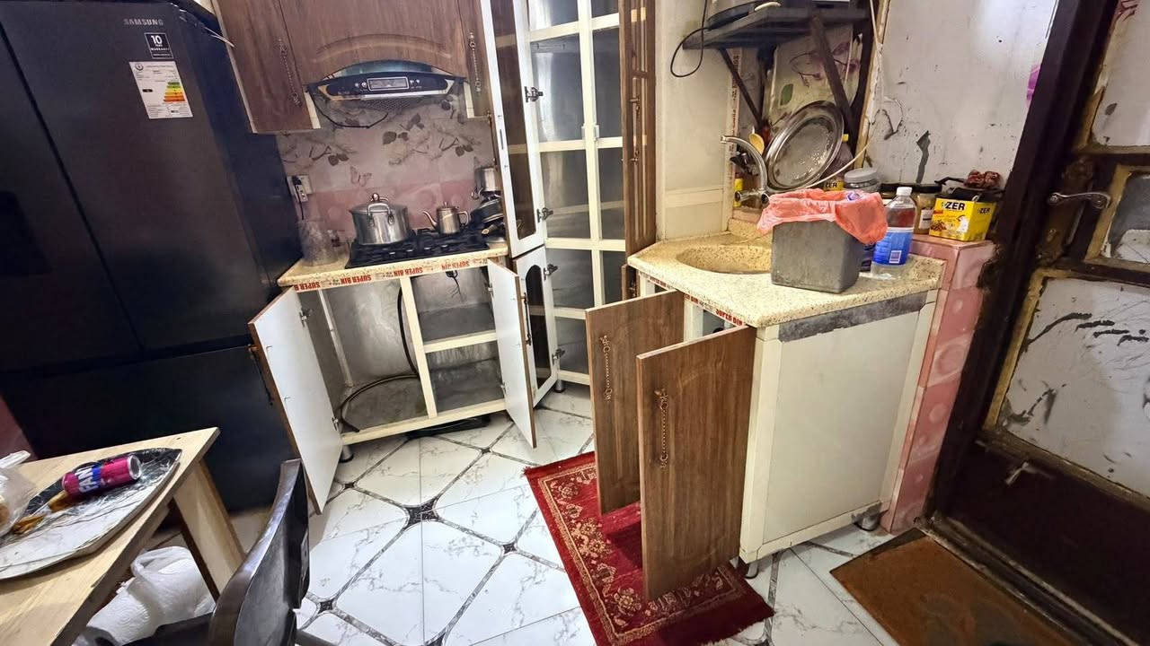 السلام عليكم كاونتر للبيع المنيوم الوجه خشب تركي قياس مترتين بمترتين زاويه مع مرشحه وطباخ السعر 500 الف وبي مجال للتواصل اتصلو على الرقم ***********
