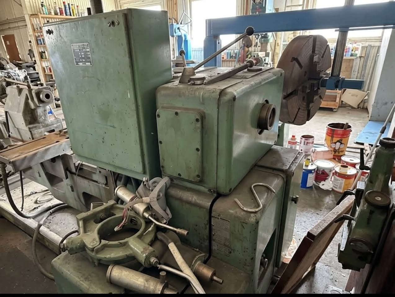 تورنه روسي العنوان اربيل زاخو ***********
بلد الصنع: الاتحاد السوفيتي سابقاً  / Made in USSR).

 المصنع: مصنع ستيرليتاماك لبناء المكائن 

الموديل وسنة الصنع:

 الموديل: 2H135 (2Н135).

 سنة الصنع: 1974.

 الرقم التسلسلي: 50007.

المواصفات الفنية الميكانيكية للموديل (2H135):

 قطر التدوير فوق الفرش: 1000 ملم (1 متر).

 قطر التدوير فوق العربة: 650 ملم.

 قطر ثقب الظرف (Spindle Bore): 128 ملم.

 الطول / المسافة بين السنترين: تتوفر هذه السلسلة بعدة أطوال تبدأ من 1 متر وتصل إلى 3 أو 5 أمتار (تحدد بالحجم الإجمالي للفرش).

 سرعة الدوران (كم تفتر): تتراوح السرعة من 5 إلى 500 دورة في الدقيقة (RPM) مع وجود 24 سرعة متغيرة.

 قوة المحرك الرئيسي: 22 كيلو واط (حوالي 30 حصان).
