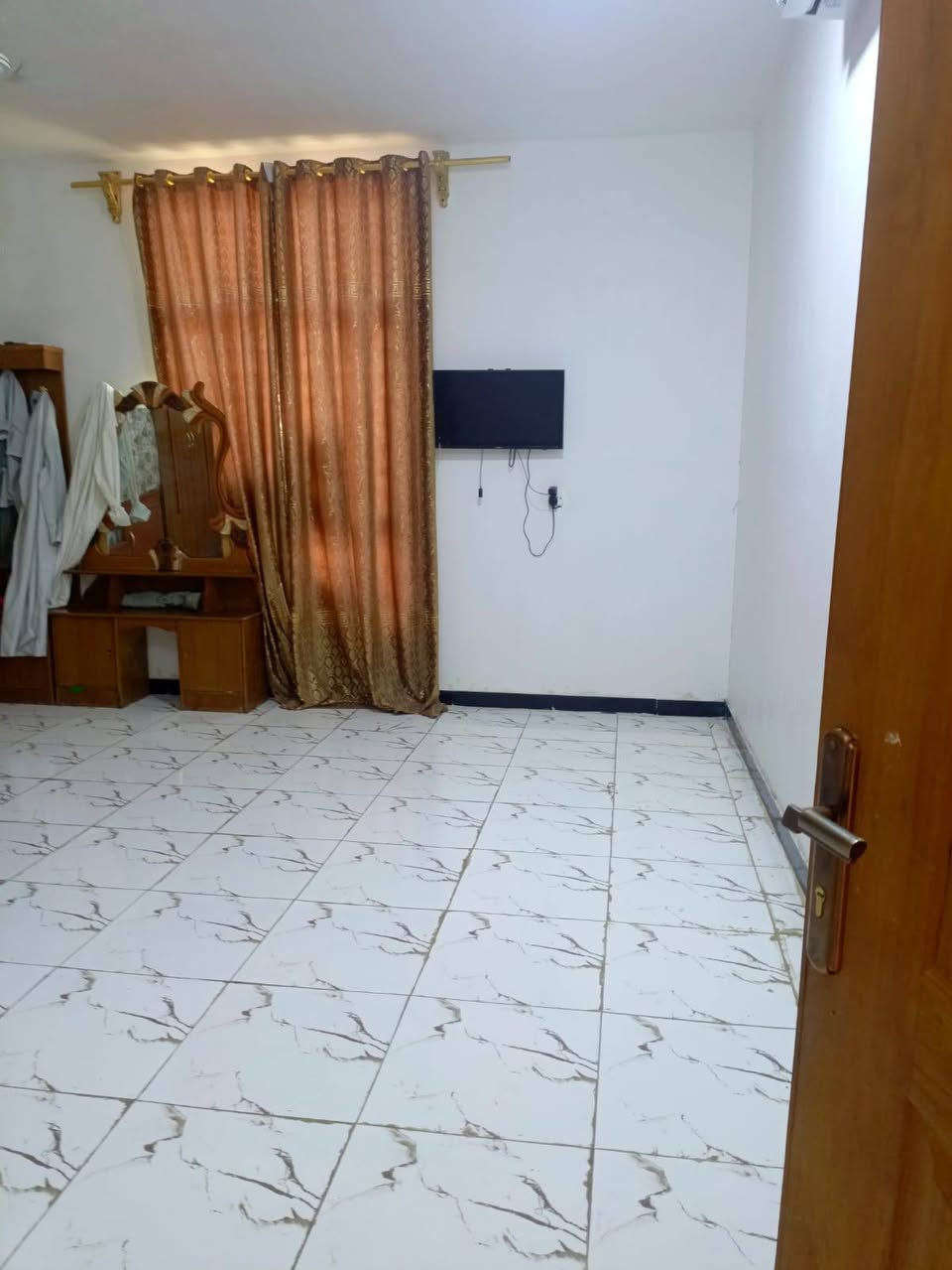 ياالله يارزاق
دار سكن1000 الف متر زراعي بناء حديت طابوك درجه اولا

يتكون من ثلاث غرف نوم وهول مطبخ استقبال صحيات داخل وخارج

حي الحكيم قرب بنزين خانه حوشي

لاتصال على لأرقام التاليه واتساب

***********

***********
