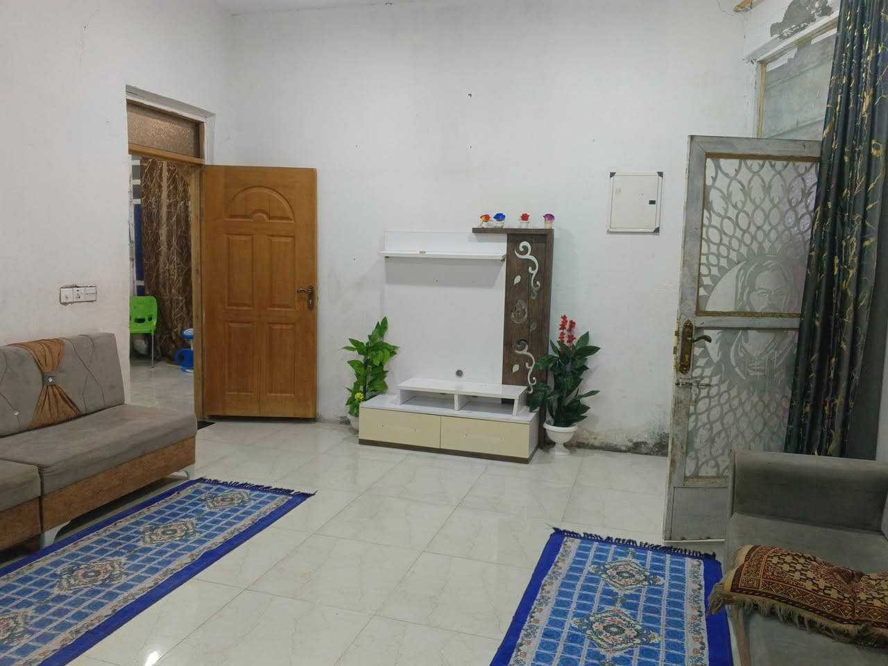بيت للبيع بشارع معمل الثلج مساحه 150 متكون من غرفتي النوم صاله واستقبال ومطبخ غرفه ثالثه بالطابق الثاني تواصل على الرقم/***********
