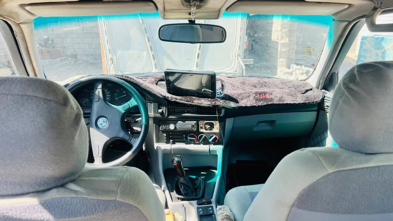السلام عليكم
---

*للبيع BMW موديل 1991 كلاسيك* يرهم مراوس هم

*الموديل*: BMW [i34]

*سنة الصنع*: 1991

*المحرك*: [525] 

*كير* {جديد حاوية}

*اللون*: ابيض

*الحالة*: السيارة نظيفة ومحافظ عليها، يعوزها لو بوليش لو صبغ 

*السعر*: [40] وبيها مجال للطيبين

*المكان*: ديالئ- [جلؤلاء]

*الاتصال*: ***********

الجاد يشرفني يجي يفحصها
