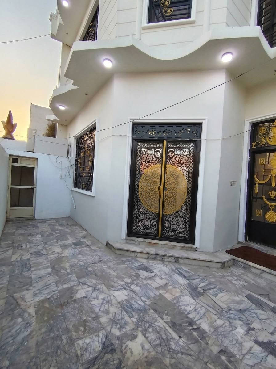🏡 دار حديث للبيع - موقع متميز واستثماري 🏡
​📍 المكان: الديوانية - بلوك النسر (قرب تقاطع النسر / مقابيل معمل ثلج الغالب / رابع قطعة عن شارع الدغارة الرئيسي).
​📐 المواصفات العامة:
​الملكية: طابو صرف.
​المساحة: 200 متر مربع (الواجهة 10 م × النزال 20 م).
​طبيعة البناء: طابقين - كونكريت مسلح (بناء حديث سنة 2020).
​التشطيب: الأرضية مرمر فاخر.
​🔹 تفاصيل المنزل:
​الطابق الأول:
​كراج سيارة.
​استقبال كبيرة.
​صالة واسعة.
​مطبخ (نظام حار / بارد).
​غرف نوم عدد (2).
​مناور ودرج دائر.
​مجموعتان صحيتان (داخلية وخارجية).
​الطابق الثاني:
​صالة.
​غرف نوم عدد (3).
​✨ المنظومات والخدمات الإضافية:
​منظومة كاميرات مراقبة متكاملة.
​منظومة سبالت جاهزة.
​📞 للاستفسار والمراجعة:
يرجى مراجعة مكتب أحمد الشمري للاستثمار والتطوير العقاري أو التواصل عبر الأرقام التالية:
📱 ***********
📱 ***********

نص مكتوب في الصور:
- أحمد الشمري للعقار