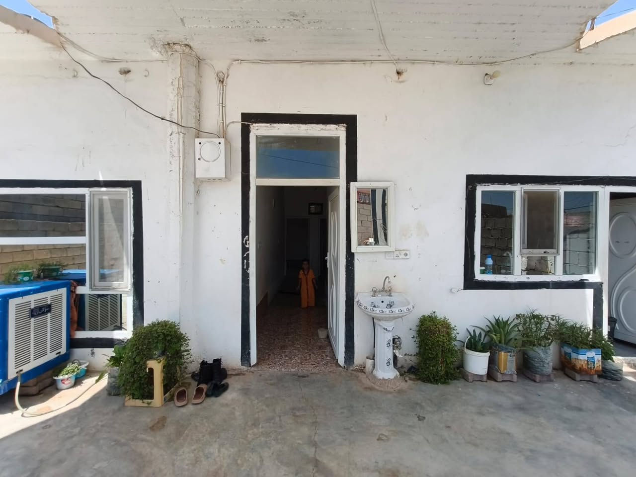 السلام عليكم
🏠بيت للبيع مساحه البيت كامل مع الحوش 280متر
البيت مكون من 
ربعه4*6متر
غرفتين كل غرفه4*4متر
مطبخ4*5متر
ممرر 2*6 متر
حمام داخلي 1.5*3متر
مع خلفي داير البيت عرضه 2متر
🚩الموقع قرية الدبس 
🔴السعر 43مليون وبيه مجال للطيبين
للأستفسار الأتصال ع الرقم ***********
