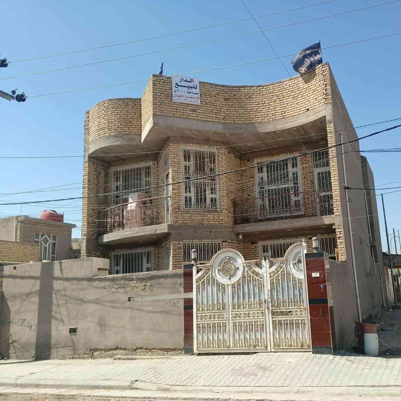 دار للبيع مساحة 200 متر طابقين بناء درجه اولى ركن على الشارع الرئيسي في حي الحكيم الوائلية قريب على الشارع العام يحتوي الطابق الاول على استقبال كبير ومطبخ وصالة كبيرة وغرفتين نوم نظام سويت وصحيات ويحتوي الطابق الثاني على اربع غرف نوم واحدة نظام سويت وصالة كبيرة وصحيات لمعرفة السعر ومزيد من التفاصيل يرجى الاتصال على الارقام التالية ***********
***********
