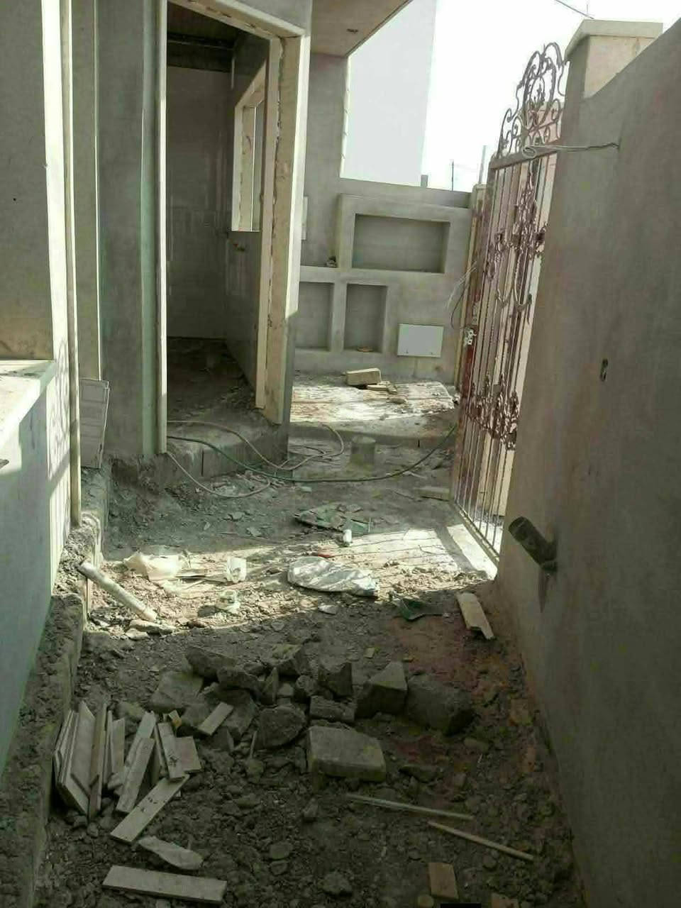 مستعجل سلام عليكم  هيكل  للبيع في حي الملايين الثانية تقطيع الملك بفرع المدرسة الابتدائية وصل بلدية سند [25] المساحة الكلية [200] متر   واجه[ 10 ]   على شارعين امامي وخلفي يتكون من ثلاث طوابق مساحة البناء [104] و [96] متر حديقة وكراج .
الطابق الاول : غرفة نوم وهول وستقبال ومطبخ وصحيات.
الطابق الثاني : ثلاث غرف نوم مع صحيات واحده منهم سويت.
الطابق الثالث : غرفة نوم وهول وسطح ناصي وعالي .
البيت مرحلة اولى كهربائيات وصحيات  مع سيراميك جدران كامل كوبنات حلان لبخ الواجها كامل و ابواب خارجية حديد كامل .
للاستفسار مراسلة الصفحة .
مــــلاحظــــــة الهيكل منجز بنسبة (60%)
يرهم مراوسة مع قطعة أرض للستفسار اتصل علئ *********** +وتساب
