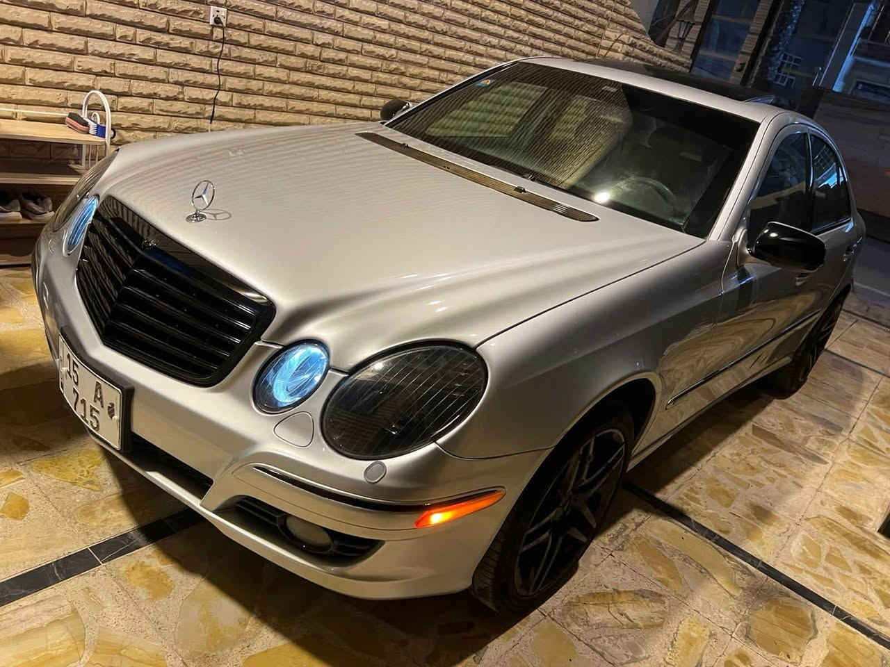 مارسدس ٢١١للبيع   هيه ورقم موديل ٢٠٠٧ افنكارد
وارد امريكي بيه صبغ بنيد وبين جاملغ وباب جهة السكن 
وطرف جاملغ خلفي 
سيارة مصروف عليها مكينة صدر كله جديد تبريد 
سيارة مواصفاتها فول افنكارد 
فتحة تبريد لمس 
كشنات كهرباء 
بردة كهرباء 
ستيرن كهرباء 
وموصفاتها بقية معروفة للجنايه

للبيع او مرواس حسب قناعه
مكاني بغداد 
استفسار اكثر:
***********
