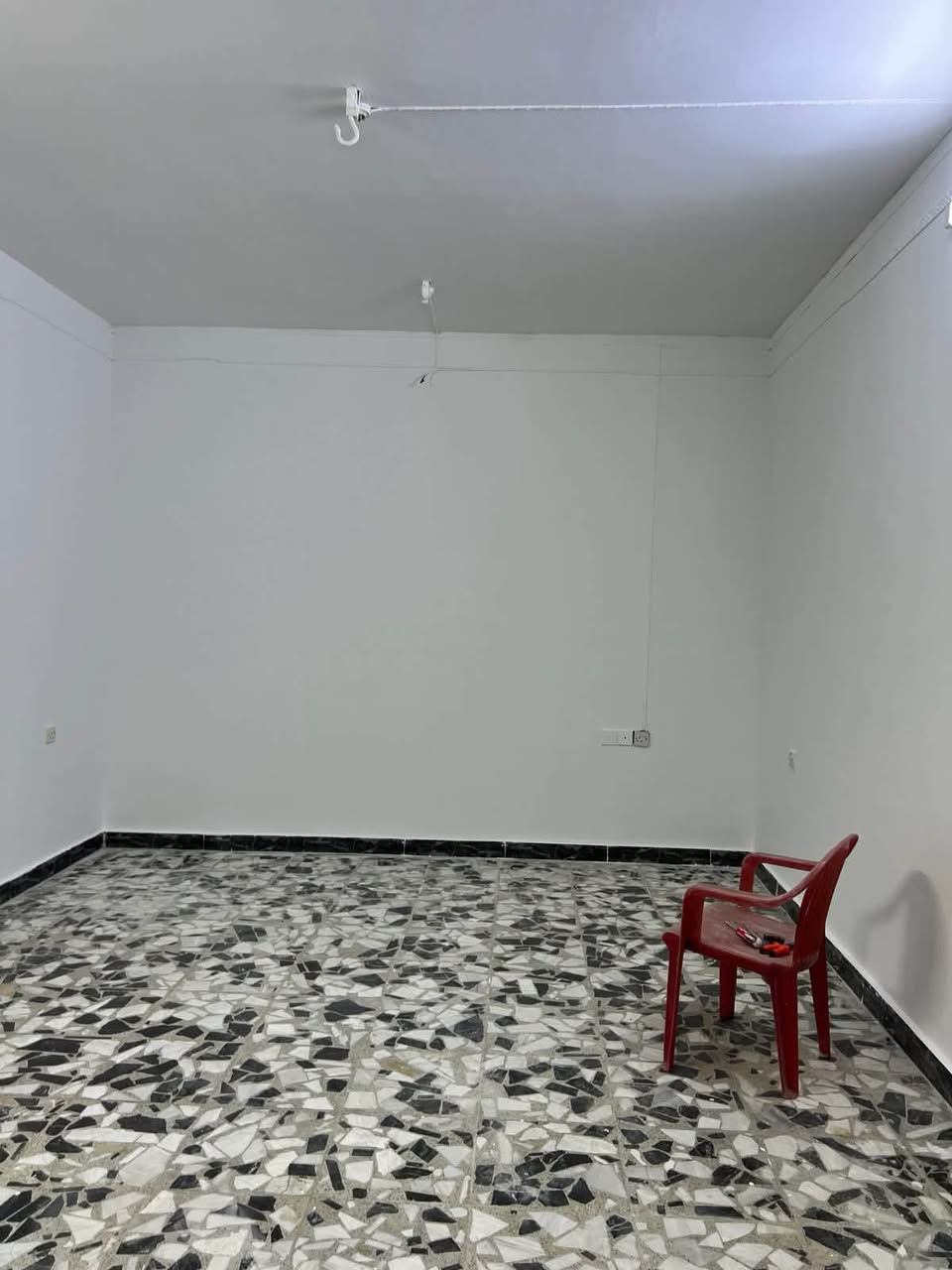 دار للإيجار  غرفتين نوم صاله هول مطبخ حمامين حديقه كراج أشجار المساحة 300 متر سيراميك المطبخ الحمام 
الاتصال على الرقم
***********
