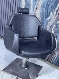 كرسي للبيع جلد طبيعي  الاصلي ب40 الف وبي مجال المنصور حي دراغ 07713372...
