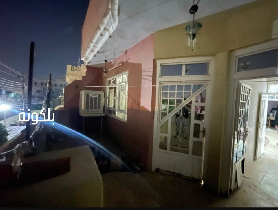 دار للبيع طابقين🏠
سند طابو صرف 📝 
الموقع:حي الزهراء(صدام) المربع الذهبي مدخل فرع الدرايج قرب جامع الشاكرين  [موقع المنزل موضح في الصور]
مساحة البيت:200متر مربع 
واجهه 10م
عمق20م
تصميم البيت نفه ومستغل للمساحة بشكل جميل
الطابق الاول :كراج يتسع لسيارتين،هول وسطي،مطبخ واستقبال وغرفتين في الصدر،صحيات،منور
الطابق الثاني :بنفس ترتيب الطابق الاول هول وسطي وصحيات واربع غرف 
اثنان منهم مطلة على بلكونة 
(علما ان احد الغرف فيها تاسيسات صحية وتصلح كمطبخ) 
الطابق الثاني له درج خاص وباب من الكراج (يعني الطابقين قابلين للفصل او التأجير لوحده)
بيتونة وسطح علوي كبير على مساحة البيت بالكامل 
  
للتواصل ومعرفة السعر والتفاصيل الاتصال:***********
