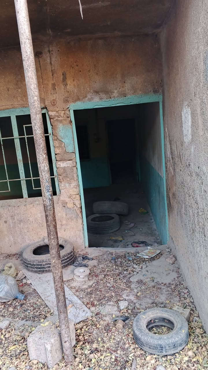 بيت للبيع المساحه ٤٠٠ متر (20*20) بناء قديم يعتبر قطعة ارض . البيع كامل او تقطيح حسب الطلب 

كامل الخدمات من ماء وكهرباء ٢٤ساعة ومجاري رئيسية وشارع تبليط 

يبعد عن الشارع العام ٤ بيوت 

الموقع قرب مطعم الحجي الجي بفرع علي باور 

السعر ٤٥ وبي مجال 

للأستفسار(***********)
