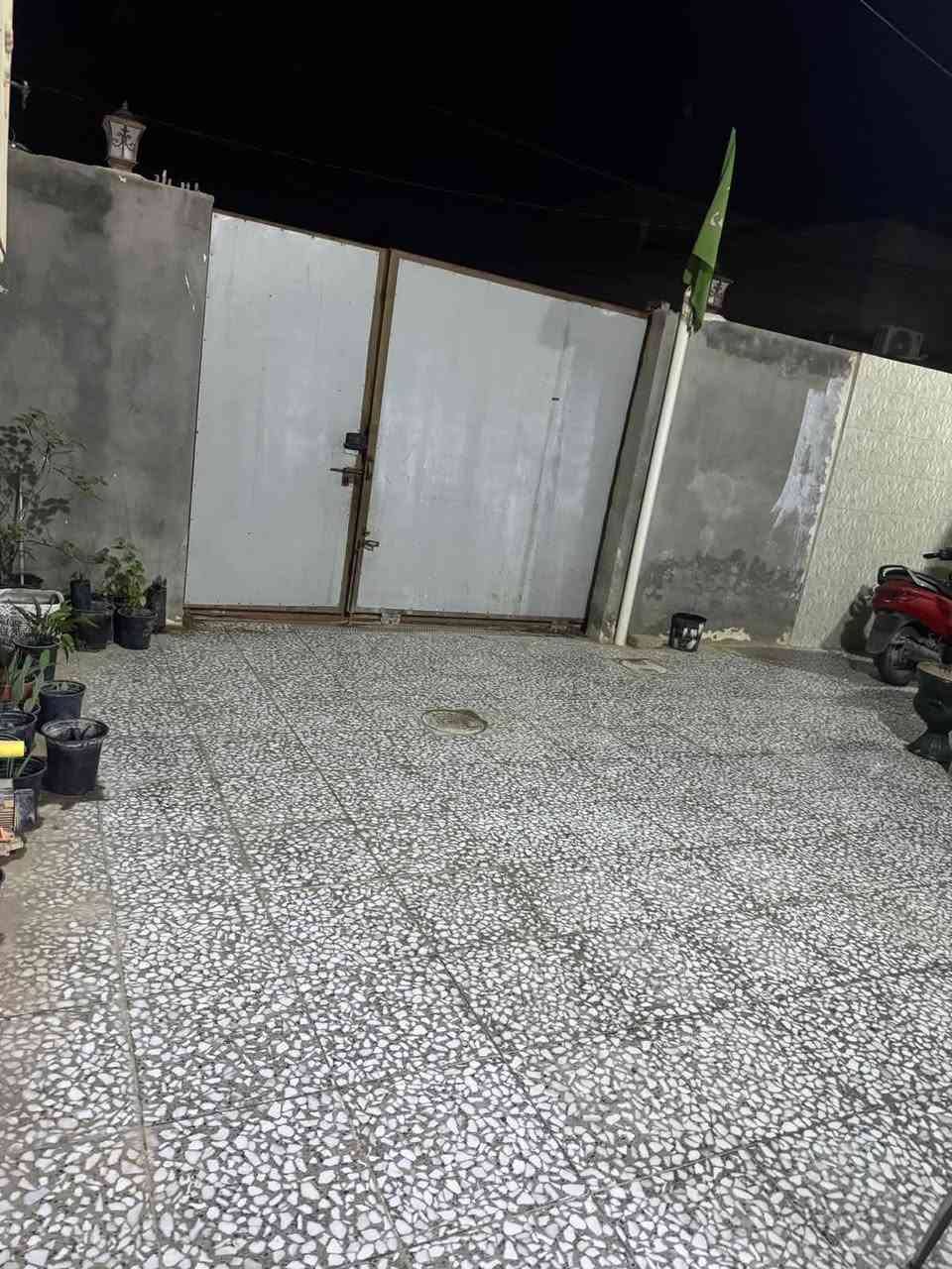 للبيـــــــــــــــــع 
بيت للبيع في (ابو جوعانه) شارع هدايانا، بناء درجه أولى، البيت ركن موقع ممتاز، المساحة ٢٠٠م، البيت طابقين ونص، يحتوي على، ٦ غرف نوم + أستقبال + صاله + مطبخ حار وبارد + ثلاث مجمعات صحيه +كراج سيارة + ثلاث اسطح، للاستفسار *********** بي واتس أب.
