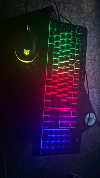 بكج مكون من ماوس وكيبورد وسماعة + ستاند للسماعة وإضافة ماوس باد صغير ل...
