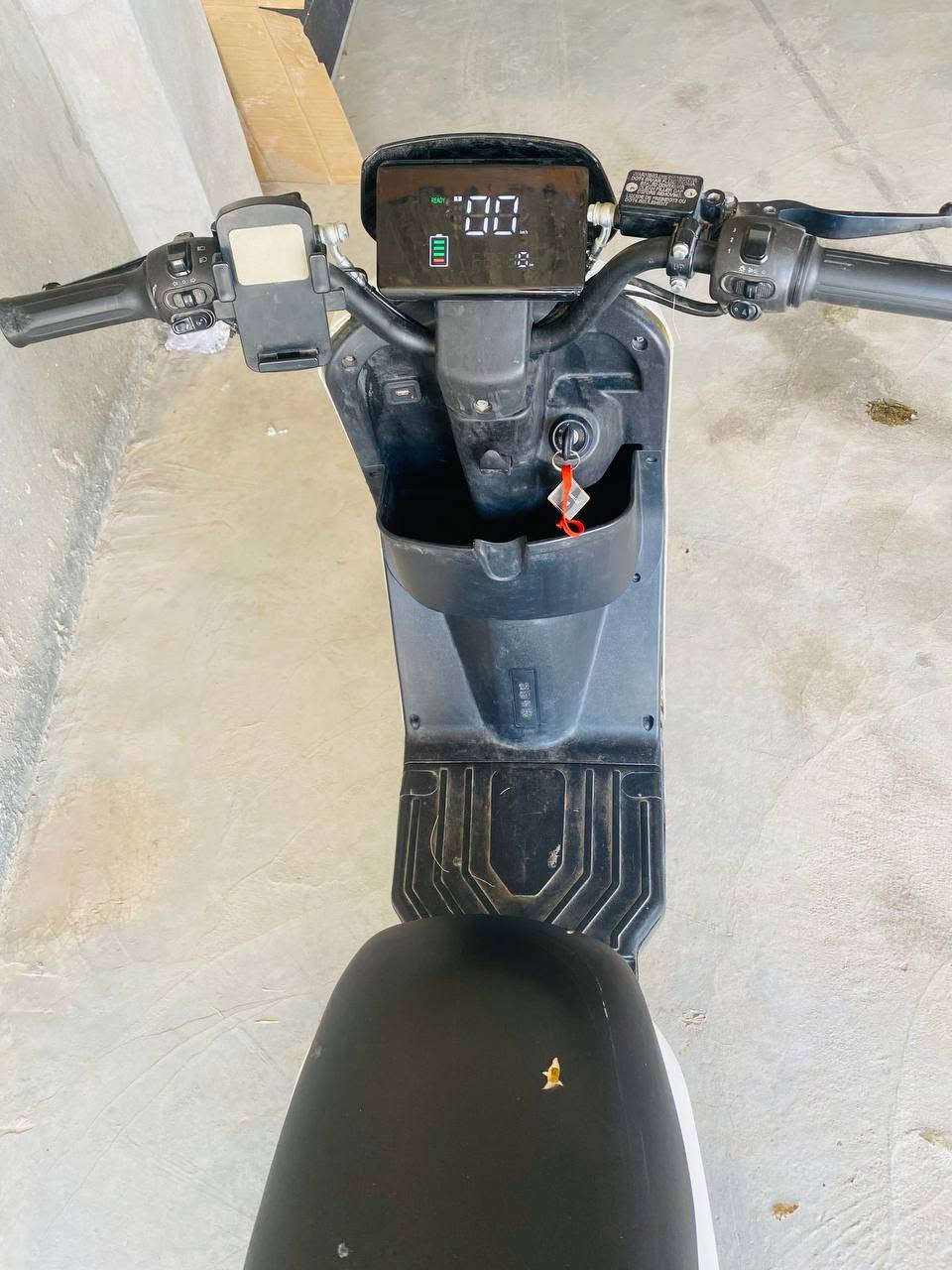السلام عليكم

درجة R90
الدراجة شغالة بالشرط، وما ناقصها أي شي.
السعر: 375 ألف، وبي مجال.

للاستفسار: ***********
