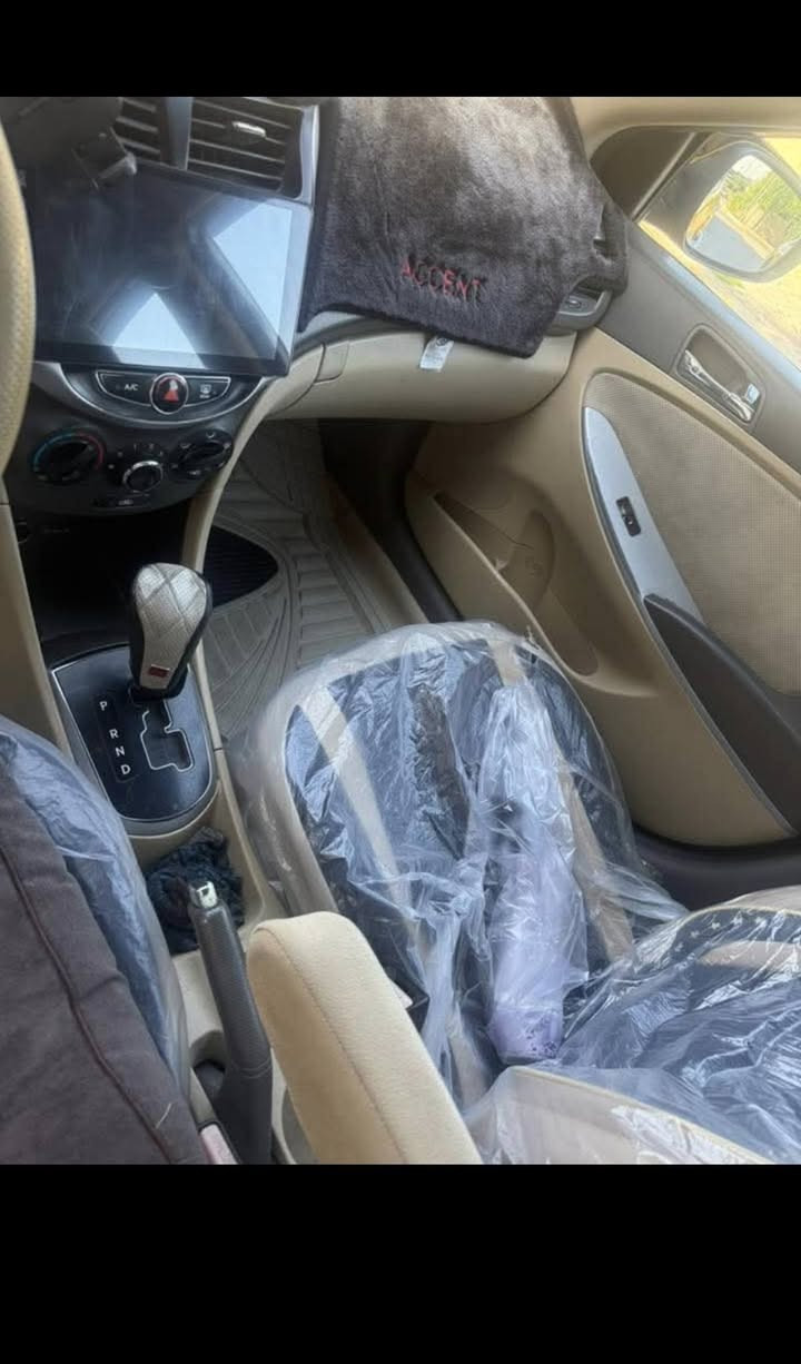 اكسنت ٢٠١٢ موصفات فول  فتحه بلسقف تحكم استيرن شاشه نظام ويز تخم تايرات جديده كير محرك جديد سنويه جديده لسنة ٢٠٣١ سياره مكفوله من الدواخل وشاصي وكير ومحرك مبدل بيه باب خلف السكن فقط  دفتر بانزين بيها مكاني كركوك 
السعر ٨٤ وبيها مجال بسيط 
التواصل ع هذا الرقم ***********
