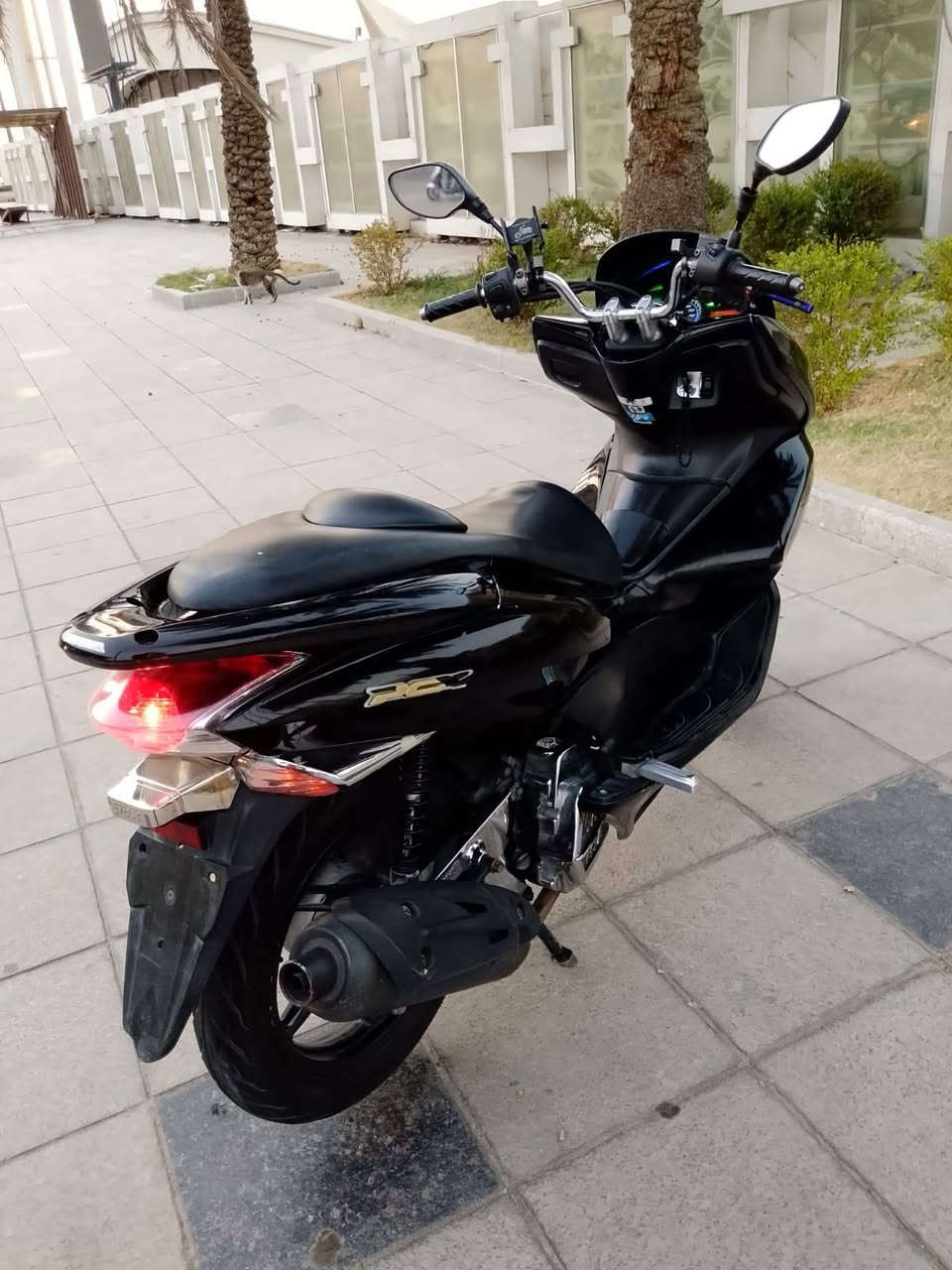 سلام عليكم دراجه pcx الجيل الاول ياباني gf  حجم ١٥٠ بلديه مكفوله كفاله عامه  االمحرك مامفتوح كهربائيات شغاله كفرات بلاديه السعر مليون و٣٠٠ مكاني بغداد حي دراغ المنصور ***********
