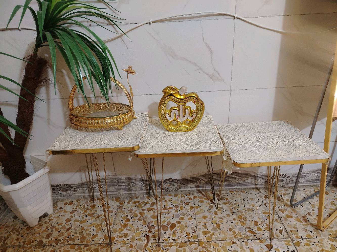 ميز بلازما mdf وشجرة وطبلات نضيفات جداً كلهن ب١٠٠ الف