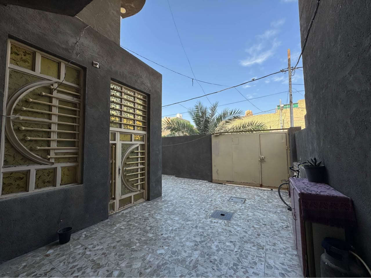 بيت للبيع في الحولي عمود رقم 1 خلف ملعب النجف الدولي خلف شارع 30 المساحه 200 متر طابقين بناء جديد طابو صرف
يحتوي الطابق الاول على طارمه كبيره وتخاريج داخليه وخارجيه 
استقبال 7*4 فوقها غرفه 
مطبخ 5*4 فوقها غرفه
صاله 8*4
وغرفه 5 ونص* 4 ونص فوقها غرفه
وصحيات وثنين مكشوفات 
الطابق الثاني يحتوي على صاله و 3 غرف نوم وصحيات 
للاستفسار الاتصال 
*********** النجف, العراق
