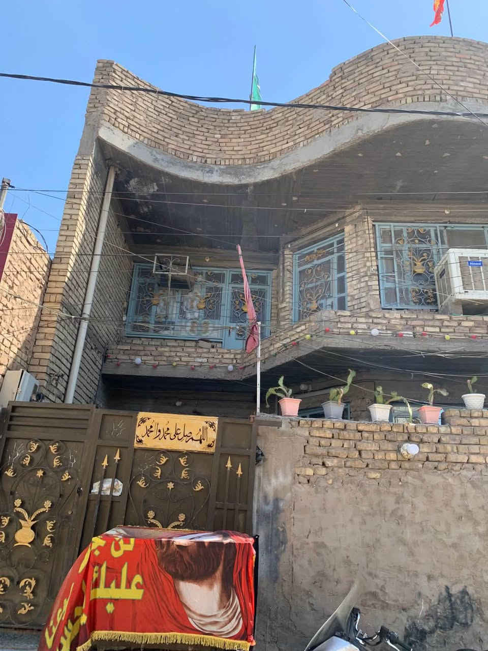 السلام عليكم 
بيت ١٦٠ متر طابقين بناء حديث
الشعله قطاع ١١ شارع سيد شناوه
 
للاستفسار الاتصال على ***********
