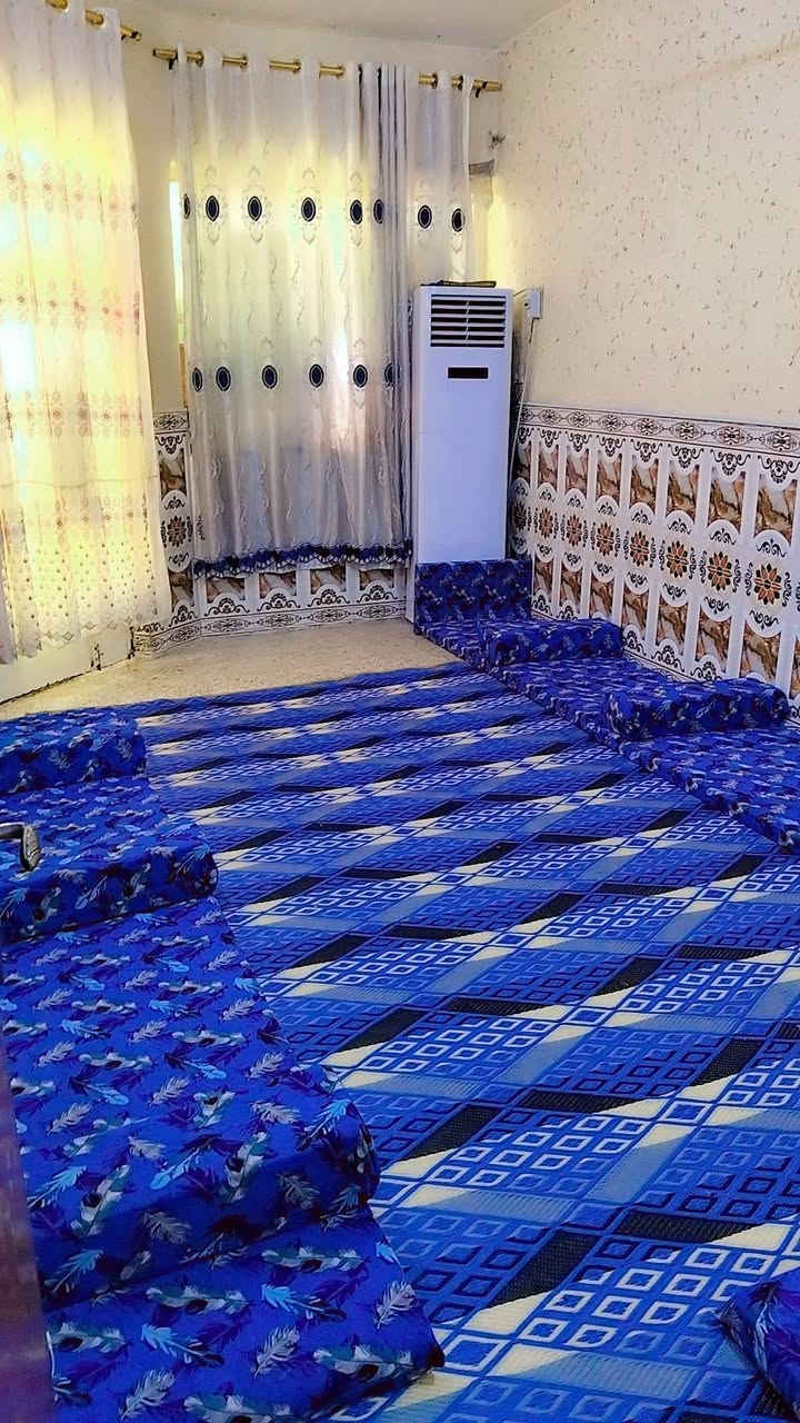 بيت للبيع بغداد المحمودية حي العسكري قرب جامع الامين محمد 120 متر واجهة 6 نزال 20 هول واستقبال غرفة نوم واحدة و حمام داخلي و حمام خارجي كراج
*********** يتوفر واتساب
