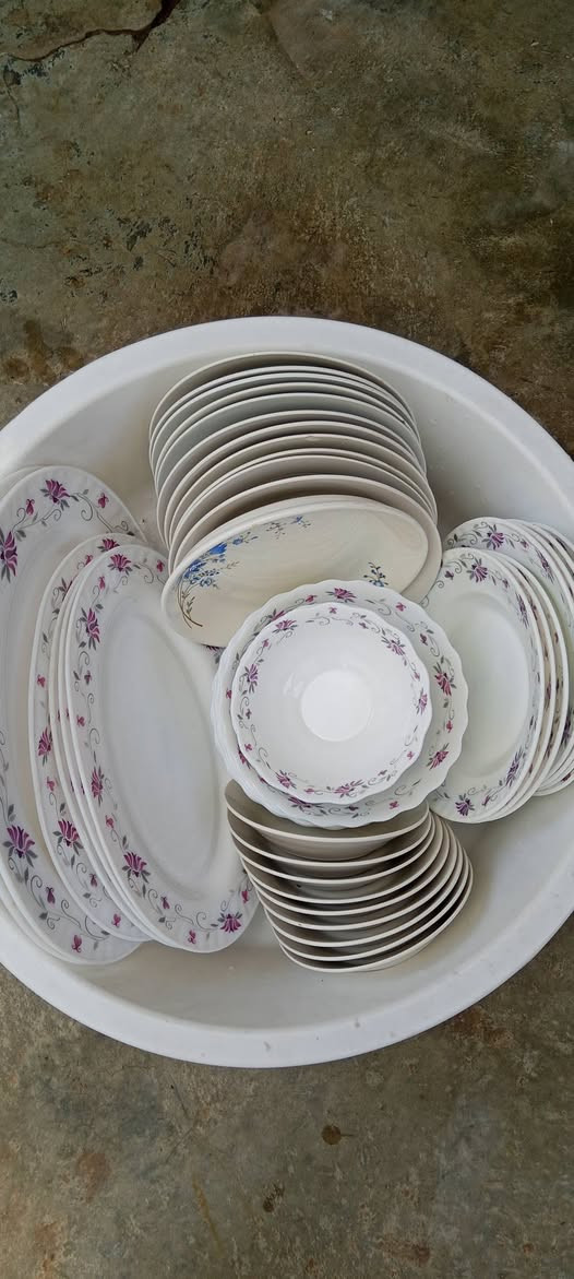 بۆ فرۆشتن 28 پارچەیە تاقمە گوڵدارەکان تازەیە و هیچی نەشکاوه سعری 17 هەزار کەلار ***********
