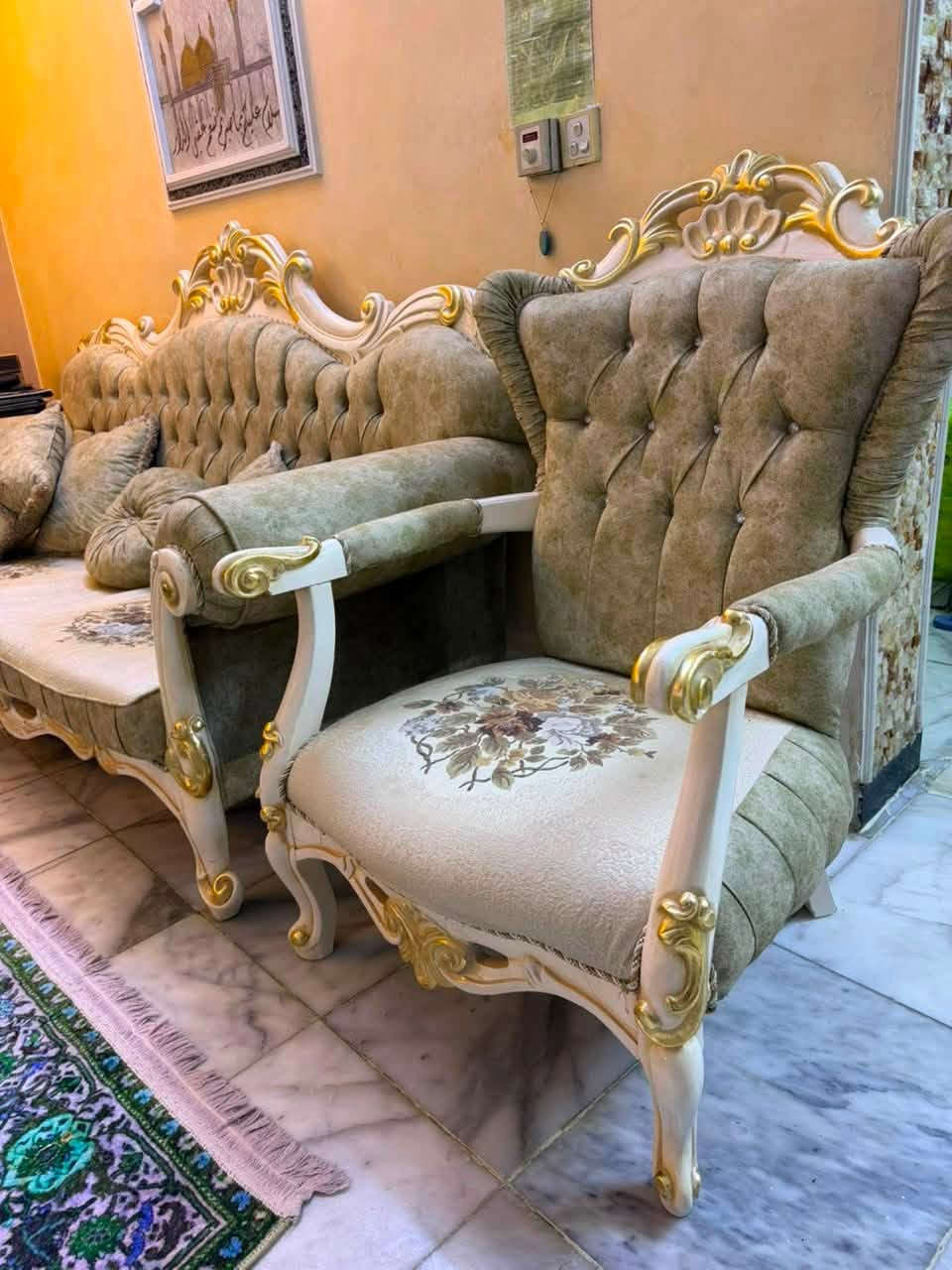 السلام عليكم
بسبب كثرة الوعود وعدم الالتزام 

تخم قنفات للبيع 
قنفة كبير تستوعب ٣ اشخاص عدد ٢ 
كرسي قنفة عدد ٤ 
ميز وسطي 
اكو شويه حرك ب شسوار صاير ب اليدة مال قنفة مثل ما موضح بالصورة 
السعر ٦٥٠ الف دينار 

عنواني بغداد البلديات 

للاستفسار ***********
