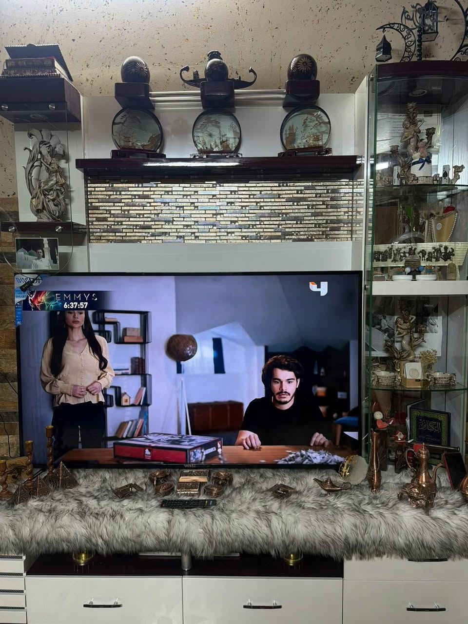 السلام عليكم
12 متر الديوان بمعنئ 4 قنفات و زاويتين وايضاً  ميز التلفزيون للأستفسار ***********
