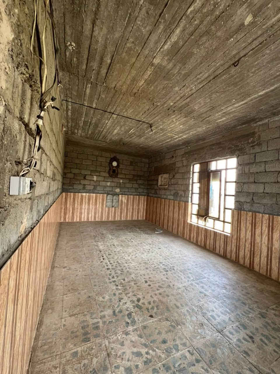 السلام عليكم
يوجد بيت للبيع 

طابو زراعي شرط التحويل 

يتكون البيت من غرف نوم عدد ٢  وصاله مجمع صحيات 
وربعه 
المساحه الكليه ٤٥٠ متر 
بيت كامل فقط يحتاج جص 
المكان راقي جداً فلكة الشيبان شارع البورصه 
السعر بلاش بلاش
٥٨ مليون وبي مجال 
***********
