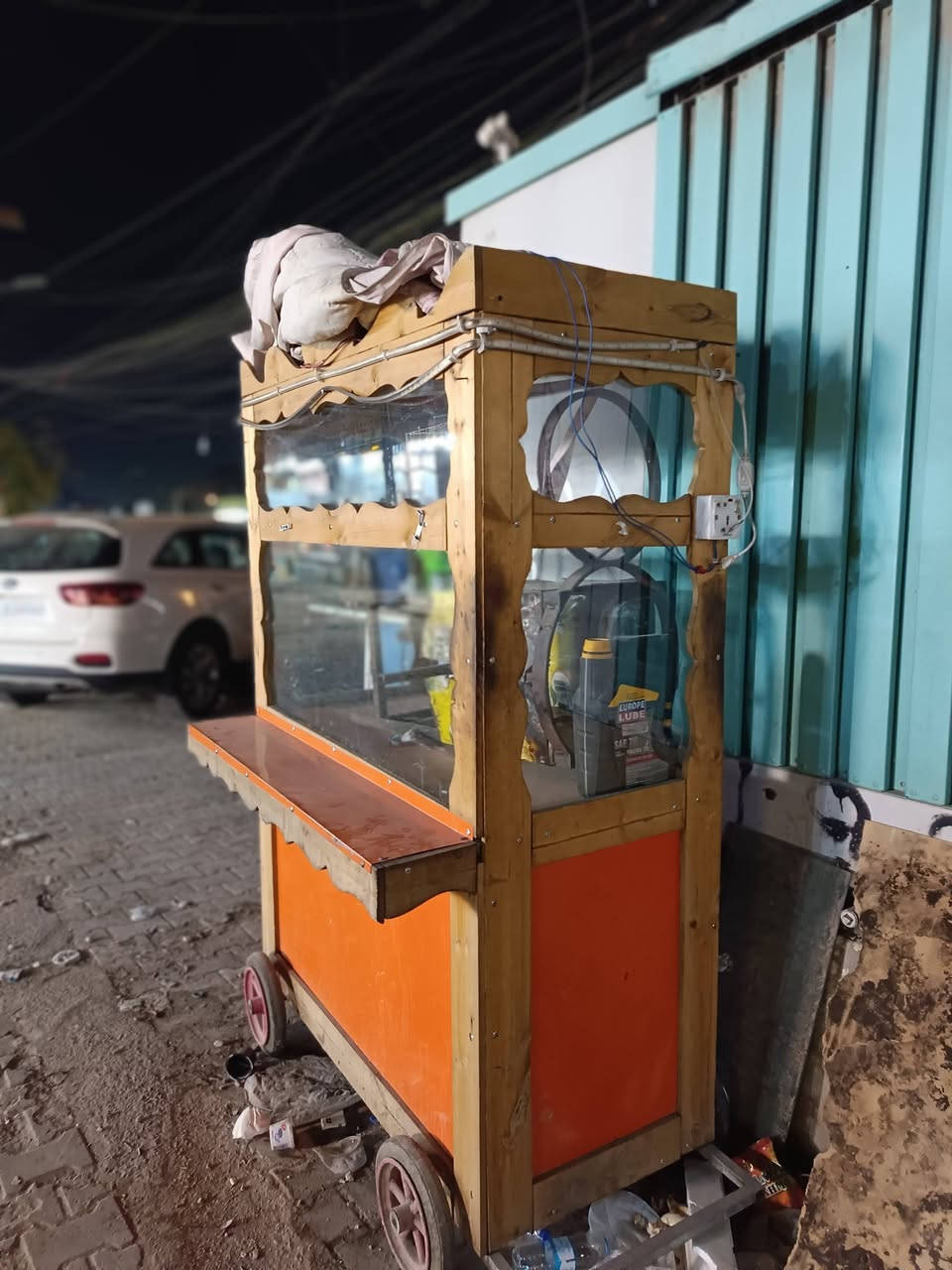 للبيع عربانة (دكّة) خشبية ممتازة ومتحركة 🛒 | تصلح لمشروع صغير (عصائر، شاي وقهوة، أكلات خفيفة، أو عرض بضاعة) | تصميم خشبي مع رفوف وجوانب ملونة | تحتوي على عجلات لسهولة النقل | الحالة: ممتازة وجاهزة للعمل | 💰 السعر: 300 ألف (وبيها مجال للشراي) | 📍 المكان: بغداد - مدينة الصدر | 📞 للتواصل: ***********
