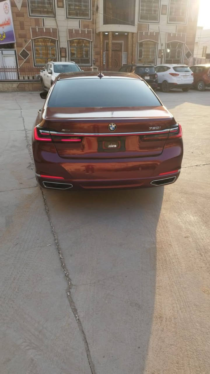 🚘 BMW 750i xDrive موديل 2022
🇩🇪 فخامة ألمانية + أداء رياضي قوي

🔹 المحرك: V8 TwinPower Turbo
🔹 السعة: 4.4 لتر
🔹 القوة: 523 حصان
🔹 العزم: 553 lb-ft / حوالي 750 نيوتن متر
🔹 القير: أوتوماتيك Steptronic – 8 سرعات
🔹 الدفع: xDrive دفع رباعي
🔹 0–100 كم: حوالي 4.1 ثانية
🔹 السرعة القصوى: 250 كم/ساعة محددة إلكترونياً
🔹 الوقود: بنزين Premium
🔹 سعة التانكي: حوالي 78 لتر
🔹 عدد المقاعد: 5
🔹 الهيكل: سيدان فئة Luxury Full Size

✨ التجهيزات والفخامة:
• جلد فاخر
• مقاعد كهربائية
• تسخين المقاعد
• ذاكرة للمقاعد
• تدفئة دركسون
• شاشة ونظام ملاحة
• Apple CarPlay
• Android Auto
• Bluetooth
• شحن لاسلكي للموبايل
• Head-Up Display
• كاميرات ومزايا مساعدة للسائق
• حساسات أمامية وخلفية
• Blind Spot
• نظام تحذير الاصطدام
• مثبت سرعة
• فتحة سقف
• دخول وتشغيل ذكي
• Soft Close للأبواب
• نظام تعليق هوائي
• جنوط رياضية
• إضاءة LED
• تصميم داخلي فاخر وواسع

📏 الأبعاد:
الطول حوالي 5.27 متر
العرض حوالي 1.90 متر
قاعدة العجلات حوالي 3.21 متر
والشنطة حوالي 515 لتر.

🔥 سيارة تجمع بين الفخامة، القوة، الراحة، والهيبة، ومحرك الـV8 يعطي أداء قوي جداً مع نظام xDrive للدفع الرباعي.

💰 السعر:على الخاص
📍 الموقع: [بابل] 
📞 للاستفسار والتواصل:
***********
***********
***********

✅ الفحص متوفر
✅ جاهزة للبيع+السيارة مرقم بغداد

#BMW #BMW750 #750i #750iXDrive #BMW2022 #BMW7Series #بي_ام_دبليو #BMW7502022 #سيارات_للبیع

