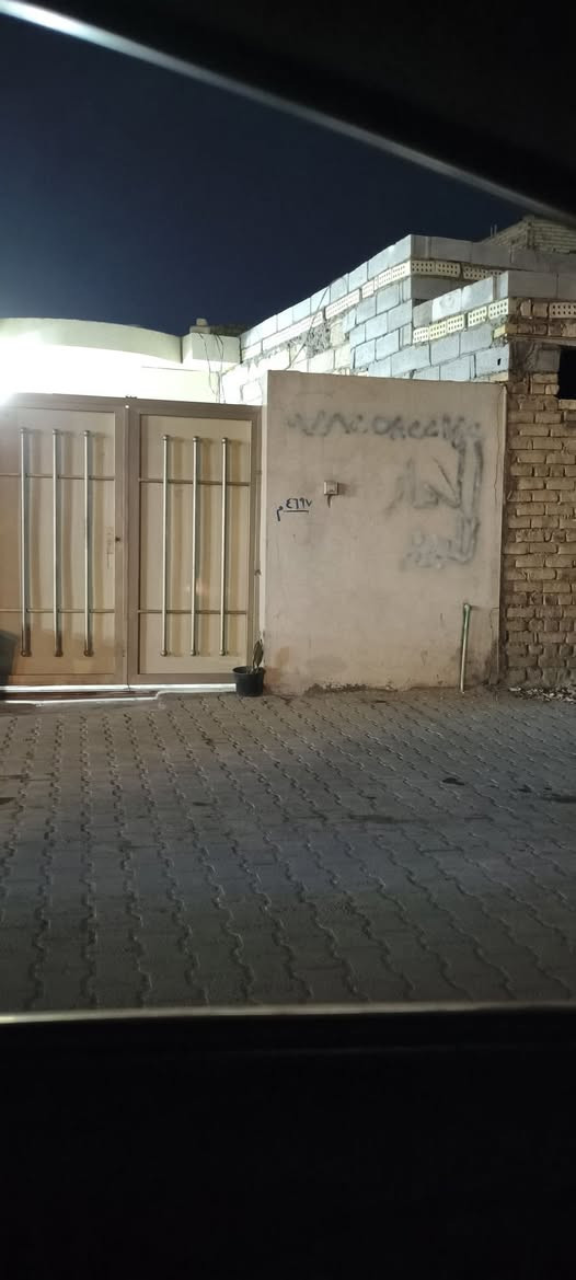 السلام عليكم
بيت للايجار للايجار 
مساحته 80 متر موقع البيت شارع المطار الجديد شارع علكم بشارع حاتم الخير المقرنص بداية شارع 
كافه الخدمات يمه مدارس مقابل البيت روضه قريبه أسواق مخبز صيدليه كلهن مقابل البيت 
يحتوي البيت على غرفة نوم واحد وصاله ومطبخ مشترك وصحيات داخليه ومساحة بيت 
جاهز ومكان حلو كلش هادى جوارين ذهب
للاستفسار الاتصال على الرقم أو واتساب 
***********
إني صاحب الدار

