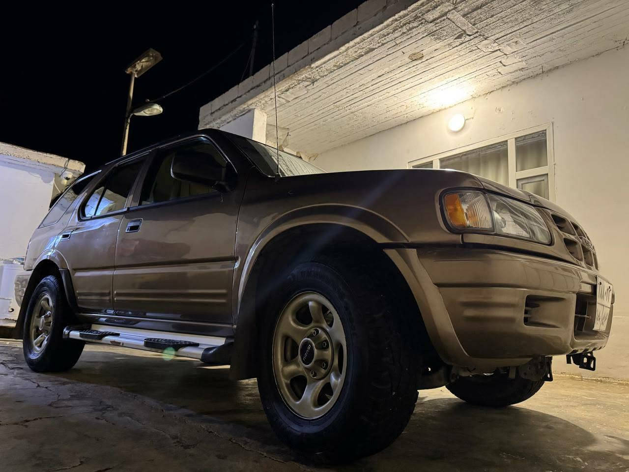 بەناوی خوای گەورە
Isuzu rodeo 2002 
سەیارەیەکی خێزانی و suv 
سەیارەکە ڕوبەڕو زۆر لە وێنەکە جوانترە کامل بۆیاغ لەسەر ساغی بێ لێدران ،دەبڵ ئەکسل تۆماتیک و جام کارەبا تەبرید لەسەر سویچ گێڕ و مەکینە بەشەرتی ١٠٠ فیتەر ، چوار تایەی لۆکی لەژێرە ،بەشەریی تحويل و وەکالەت 
نرخی $ ٥٩ مەجالێکی کەم 
بۆ پەیوەندی ***********
