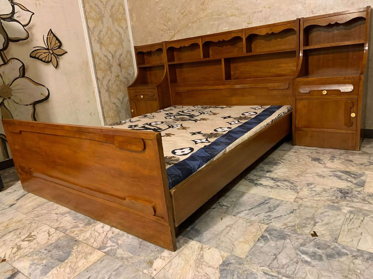 من رخصت مدير محترم عندي غرفه نوم خمسه بيبان ضهر جرجوبه    صاج درجه اولى خشب ثقيل 5 ملم الغرفه داخل وخارج صاج الغرفه حيل ثكيله ونضيفه يعني الياخذه بالعافيه عليه اي ضرار مابيه السعر 450  رقم هاتف *********** بغداد اني مكلفه بالنشر اذا تحبون اتصلو عل رقم
