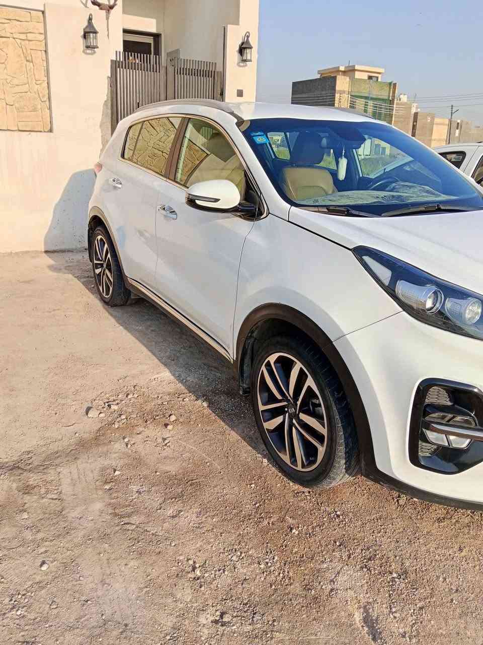 كيا سبورتج خليجي 2020 رقم بغداد باسمي محرك 2000 دوش بصمة تشغيل بصمة ابواب ماشية 127 .... داخل لون حمصي  كشنات جلد تغليف الارضيه جلد كشنات الامامية كهربائي تبريد امامي خلفي حساس ماسحات 
منضومة لايت زنون 
بيها صبغ نص جاملغ الايمن ونص البنيد 
وبيها مكانات بارد
العنوان بغداد الدورة 
***********
***********
( السعر 170 )
