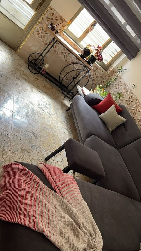 للبيع كورنر تركي المنشاء للبيع درجه اولى نظافه 100‎%‎ وينزل يصبح سرير ويوجد داخله خزانه اغراض كما موضح بالصور
مع ميز دخوليه ستاند للتواصل ***********
