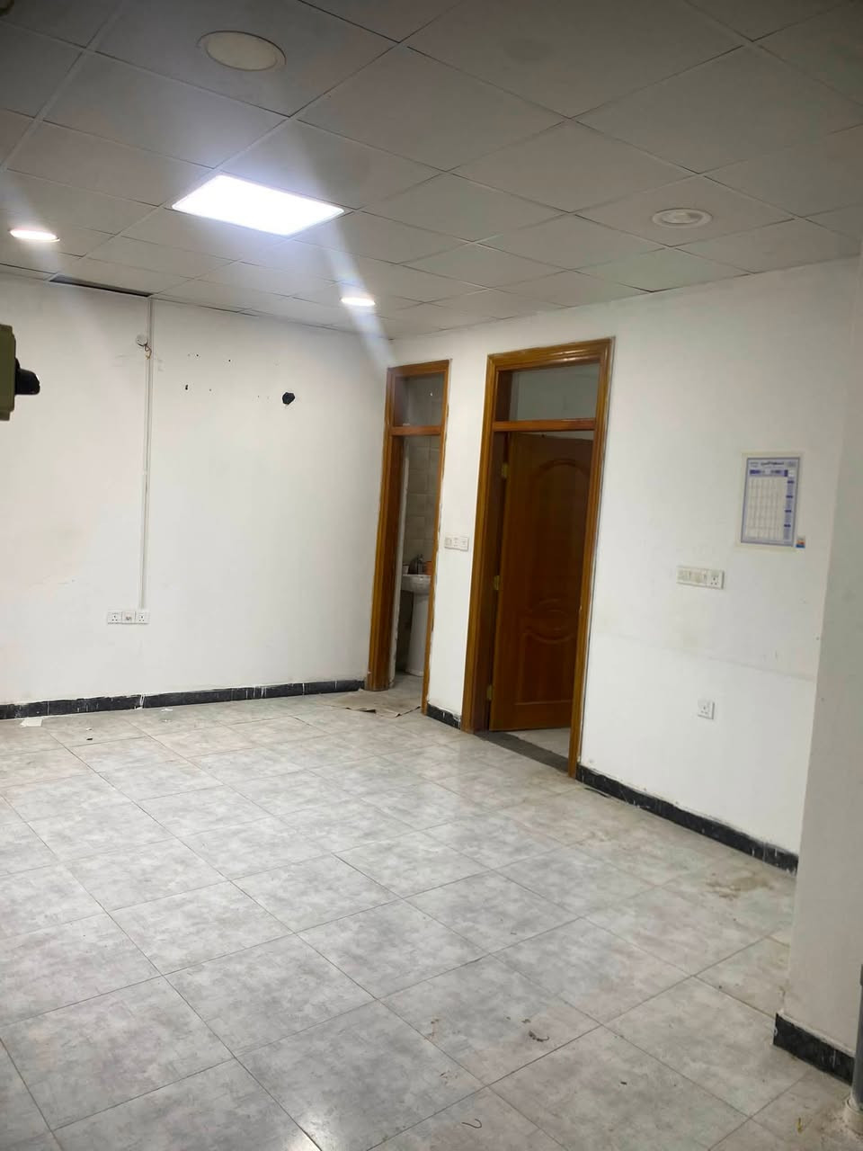 شقه طابق اول في منطقه كوت الحجاج ع شارع العام 
مقابيل مطعم زرزور فرع الطويسه 
الشقه تصلح 
للشركات المرخصه والمكاتب 
مراكز تجميل صالونات مرخصه 
تتكون من 
صاله ومطبخ 
وصحيات 
و3غرف 
سعر الايجار 750الف وقابل للتفاوض 

الاستفسار اكثر يرجى الاتصال 
***********
